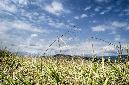 山脉绿草地和有云的深蓝天空中美丽的夏季风景图片
