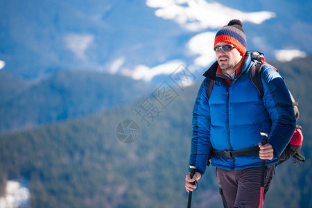 在山中冬季登山者图片