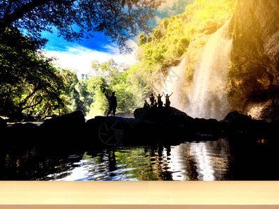 Yai公园深森林的瀑布边上图片
