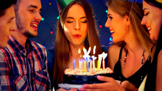 快乐的朋友生日蜡烛庆祝蛋糕图片