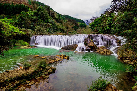 流向水流的瀑布图片