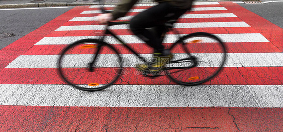 自行车穿越街头的自行车图片