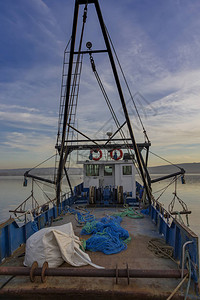 码头渔船甲板上的渔网图片