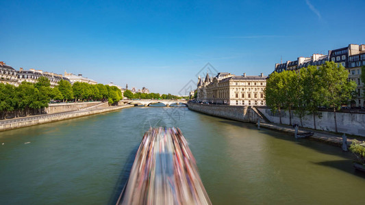 巴黎Seine河上模糊的旅游船长期图片