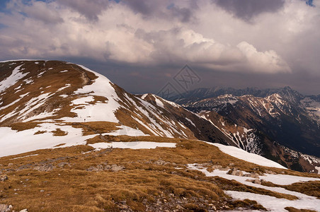 在春天风景的山脊塔特拉山图片
