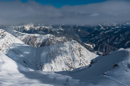 太阳日落雪冬山乔治亚高加索山脉古道里图片素材