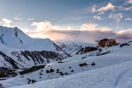 太阳日落雪冬山乔治亚高加索山脉古道里图片素材