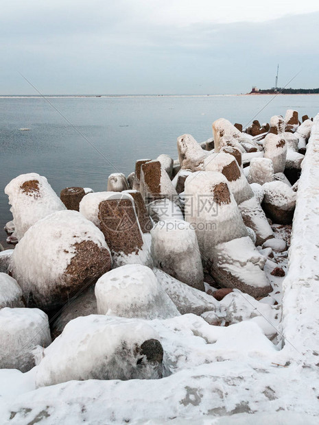 冬天有雪的冰冻乡村场景有冰块的海滩场景图片