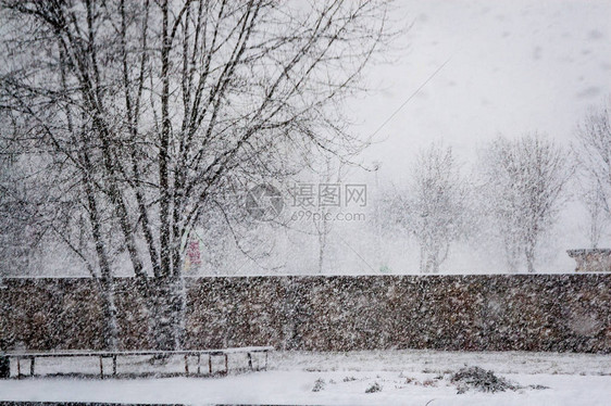 冬季寒冷的乡下风雪暴图片