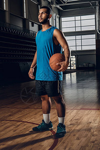 黑人篮球运动员的肖像在篮球厅的一个圈子图片