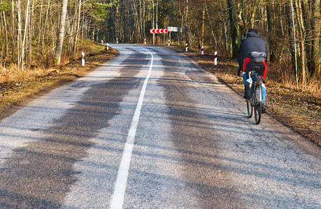 乡村自行车之旅骑自行车穿越森林图片