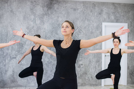 健身运动瑜伽和健康的生活方式概念近距离接近站在一条腿图片