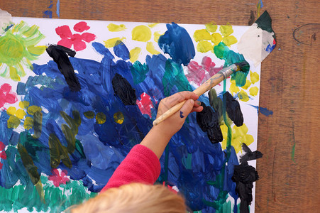 儿童画水彩颜料和画架上的刷子图片