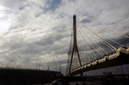 多云的巴库公路桥景观图片