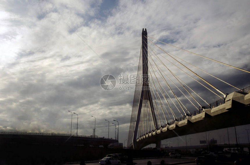 多云的巴库公路桥景观图片