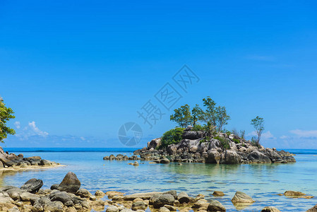 塞舌尔无人岛海滩上的巨石与巨大的石头图片