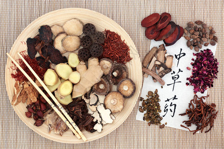 用于草药的中草药选择与木碗上的筷子和被翻译为中草药的宣纸图片