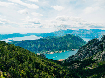 从高处看科托尔湾从洛夫琴山到海湾的景色从洛夫琴山的观景台往下看黑山的脉和海湾科托尔老图片