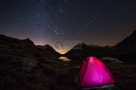 在星空和银河弧下高海拔在意大利法兰西阿尔卑斯山上露营图片