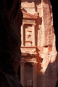 这是古代Nabataean市Petra最著名的寺庙之一图片