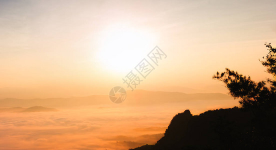 早上阳光照耀地在山上福吉图片