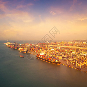大型集装箱船在厂主要运输货物集装箱运输全球商业集装箱航运物流进出口行图片