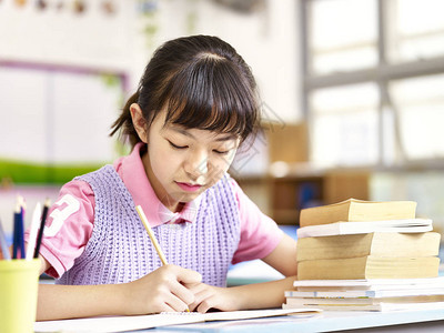 亚洲女学生课堂中的学习图片