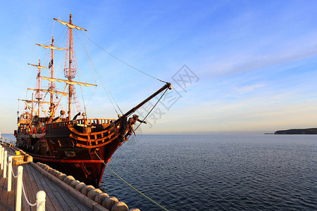 在码头的旧木船在蓝天背景的旧船完美的旅行背景复制蓝天图片