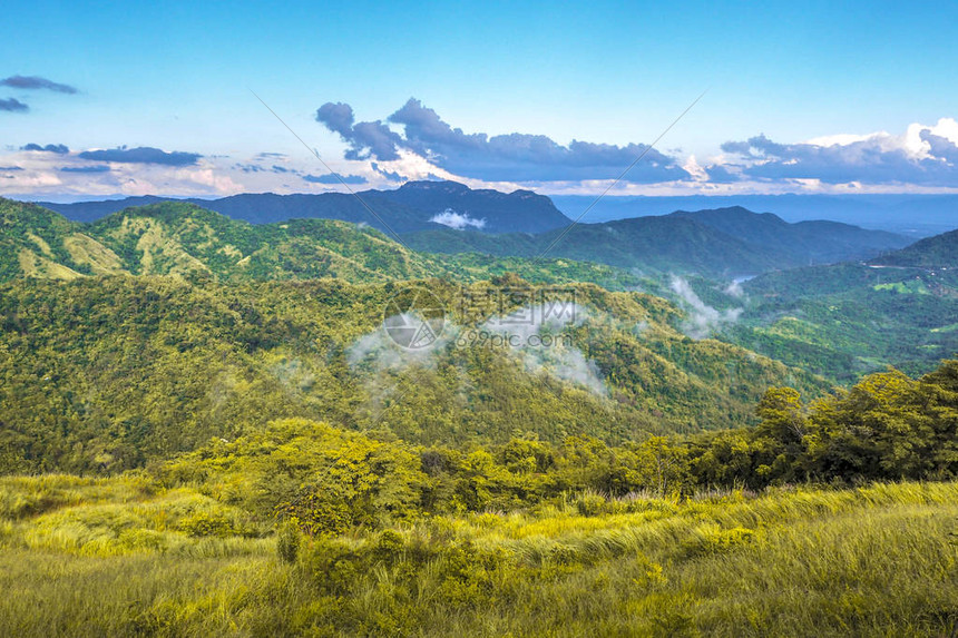 山地风景中的大充满了戏剧云和天空图片