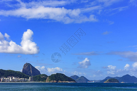 里约热内卢的Copacabana海滩及其建筑海沙和背景中的Sugar图片