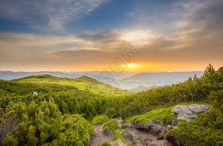 夏季山地风景的日出狂喜人类发图片