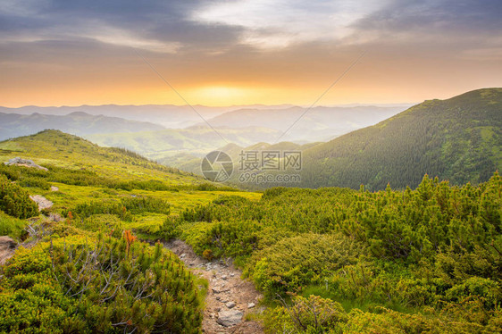 阳光下闪耀的山峰的图片景色艺术画像图片