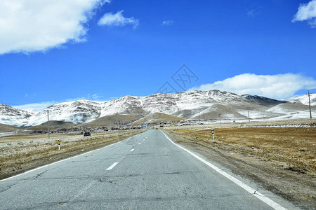 在春季公路旅行中图片