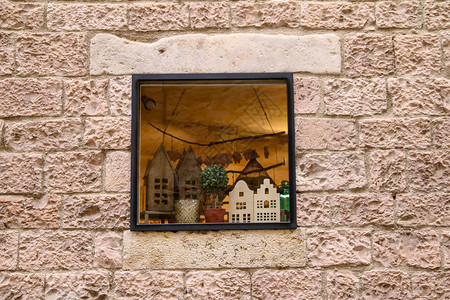 窗户和墙壁的装饰图片