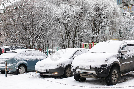 冬天的早晨户外的汽车被雪覆盖图片