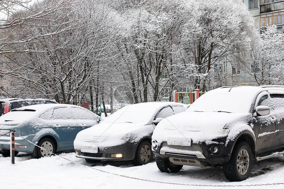 冬天的早晨户外的汽车被雪覆盖图片