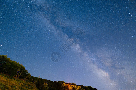 星空和银河在山上和森林上图片