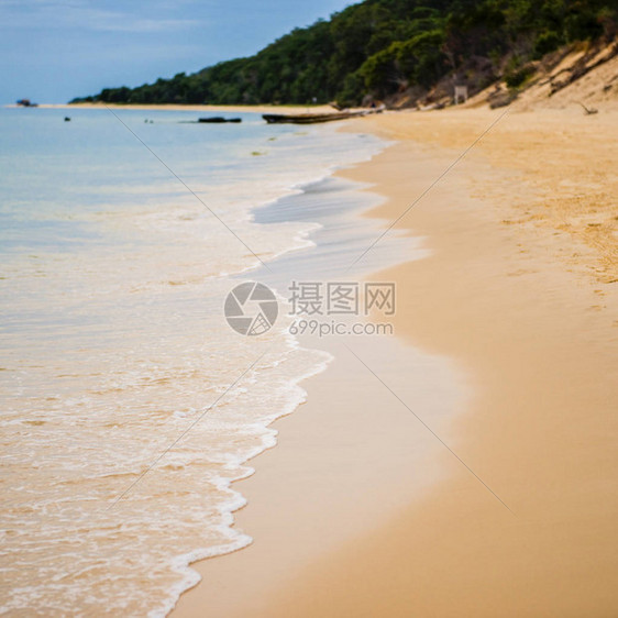 白天从阁露玛岛海滩欣赏美景图片