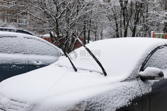 冬天的早晨户外的汽车被雪覆盖图片