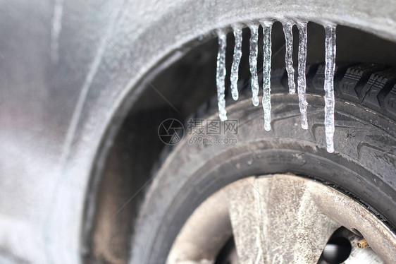 冬天的早晨户外的汽车被雪覆盖图片