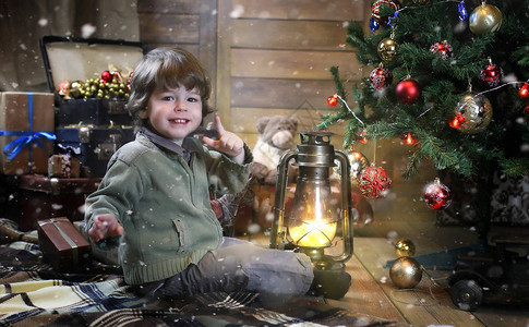 圣诞节前的晚上小宝坐在地板上图片