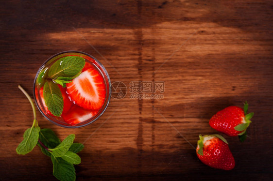 草莓柠檬水夏季饮料图片