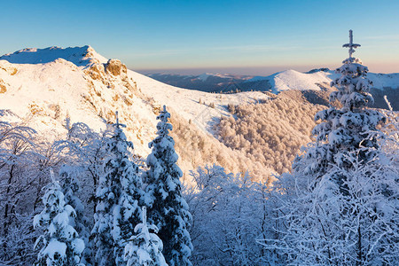 日出时被雪覆盖的山脊图片