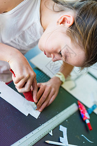 学习儿童建筑设计课程的年轻女孩图片