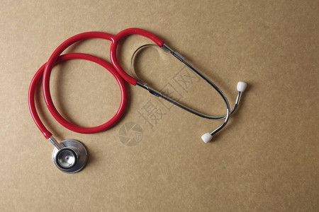 木制背景的红色听诊镜医疗和医疗概图片
