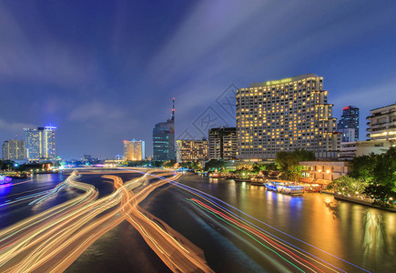 美丽的夜晚城市Bangkok在河图片