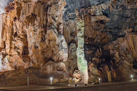 CangoCaves的VanZylHall中的CleopatrasNeedle它是一个活跃的150000岁的石笋由于人工照明图片
