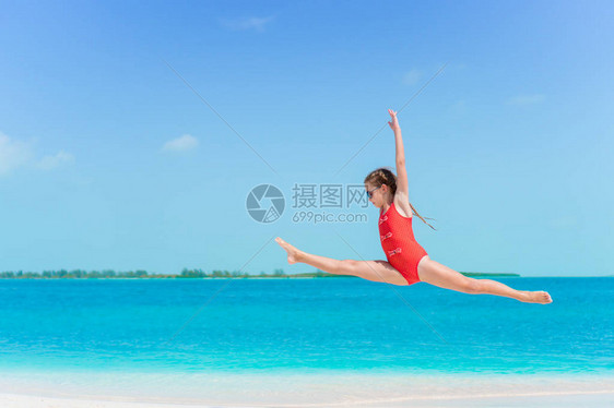 令人惊奇的小女孩在海滩上暑假有很多的乐趣图片