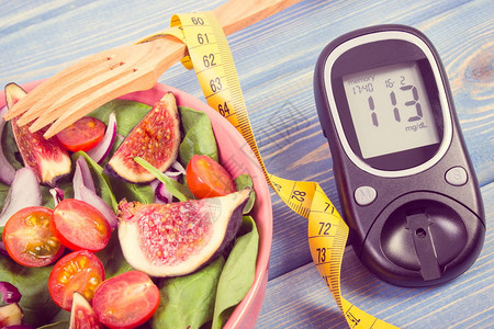 复古照片水果和蔬菜沙拉带有测量糖水平和卷尺结果的血糖仪糖尿病概念饮食减肥健康生背景图片
