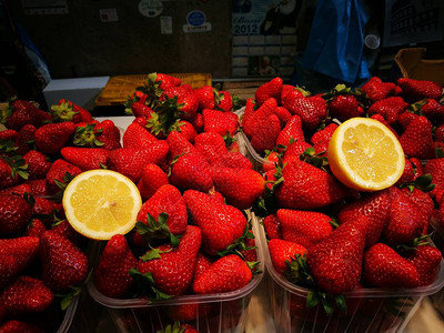 在农贸市场出售的草莓图片